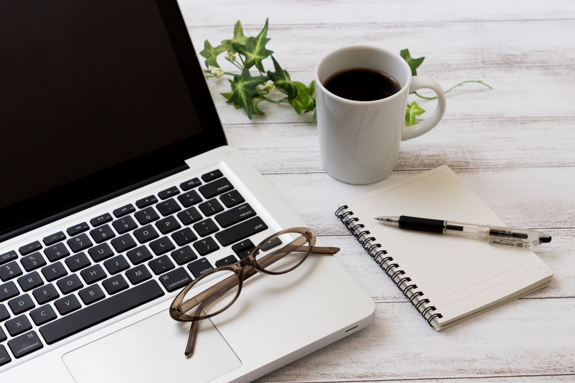 会社設立専門の税理士・社労士・行政書士がフルサポート副業で会社設立をすべき？個人事業主として続けた方がよい？ |  会社設立専門の税理士・社労士・行政書士がフルサポート | 税理士法人松本