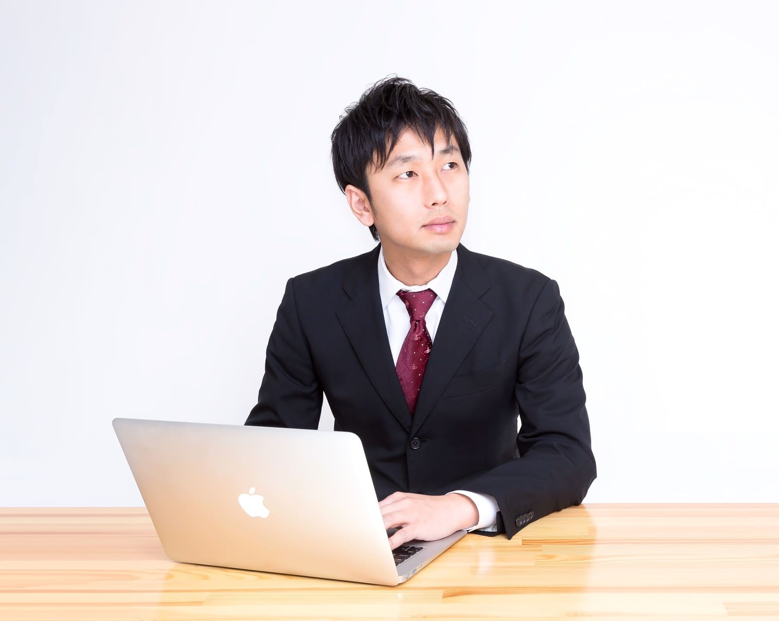 サラリーマンでも法人化は可能？節税のメリットや注意点も解説