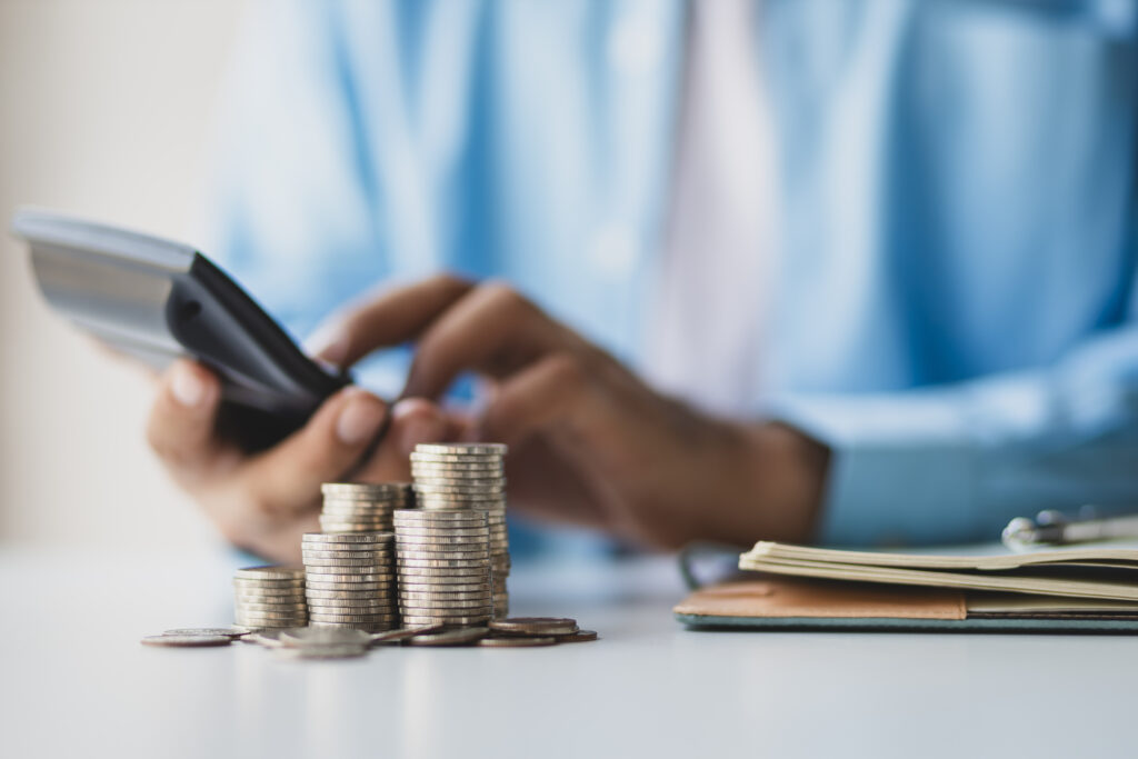バーを開業するのに必要な資金