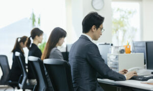 公務員の副業が禁止されていた背景とは？許可を得やすい副業や始める際のポイントも紹介