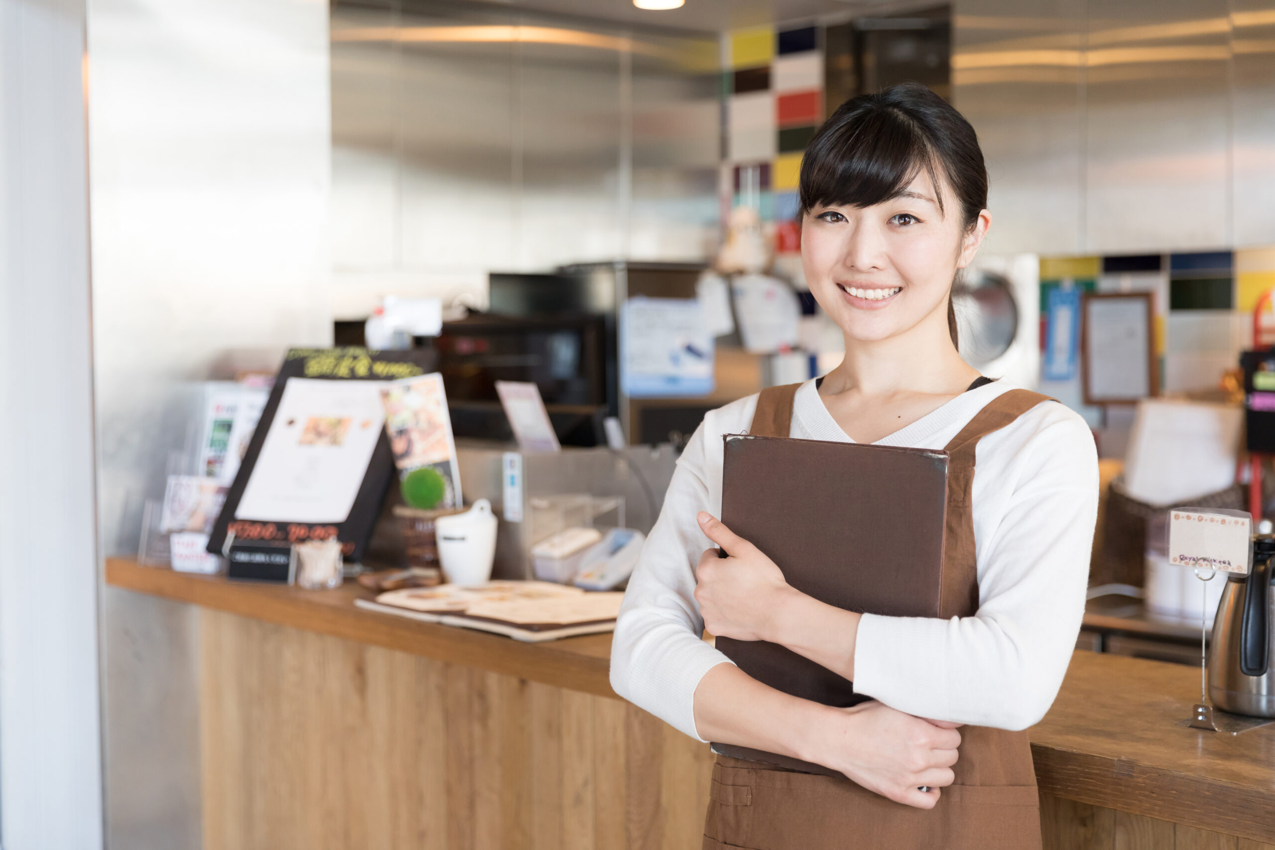 アルバイトをする女性